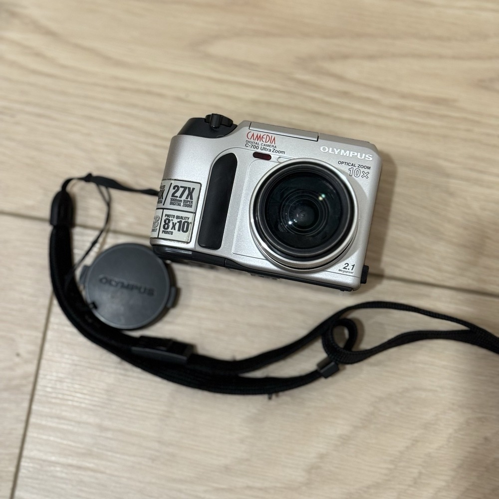 Olympus Camedia C-700 Ultra Zoom Digital Camera TURNS ON / BATTERY COVER BROKEN